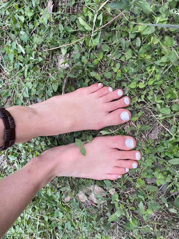 how cute are my toes? 😇