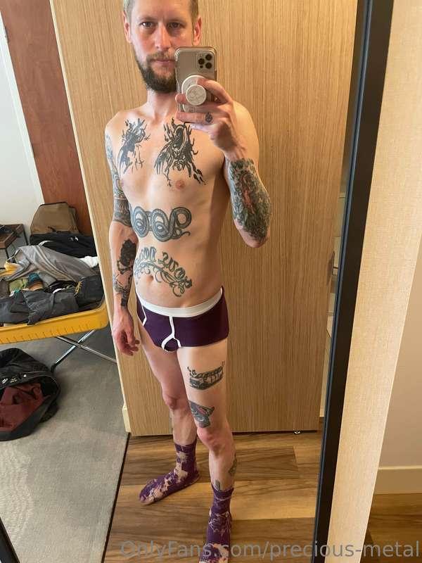 What’s he flagging tho? Besides a messy hotel room 😆
