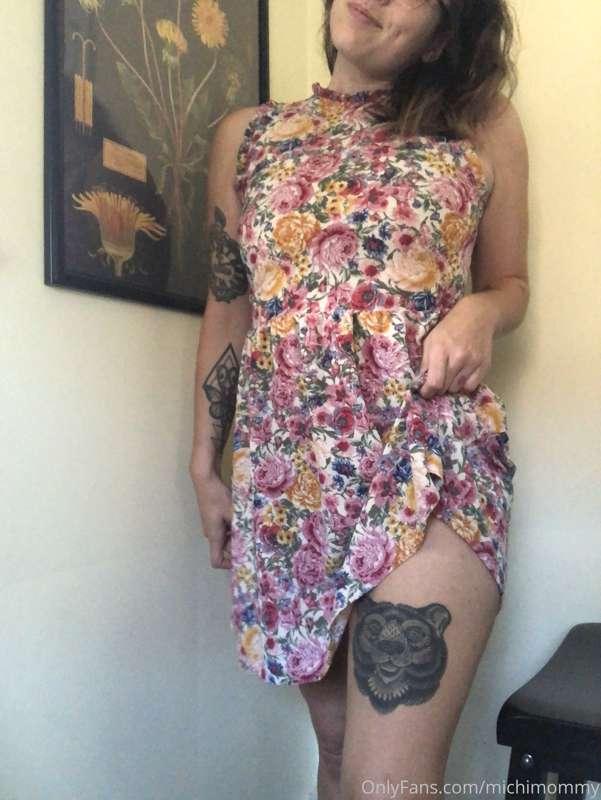 Pretty flower dresses and tattoos💕