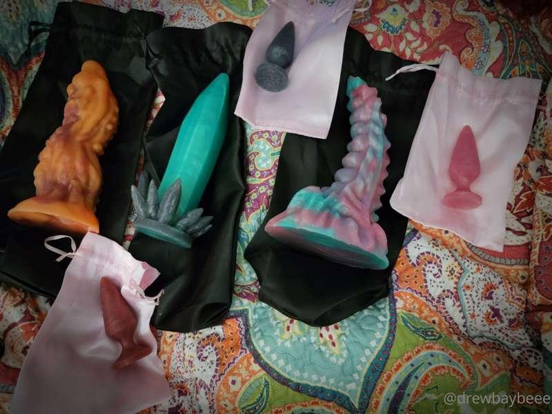 Which would you like to see stuffed inside my tight wet puss..