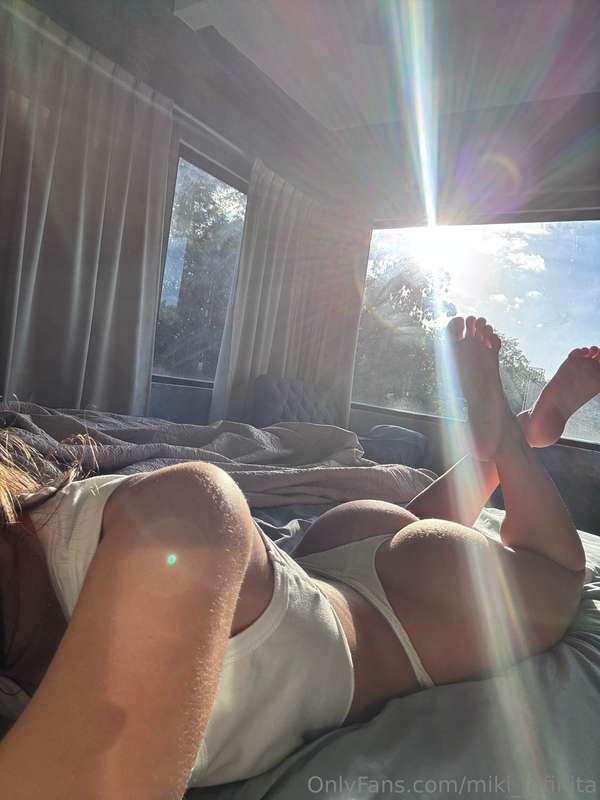 Getting out of bed isn’t easy 🤭 Wanna join me?No es fácil sa..