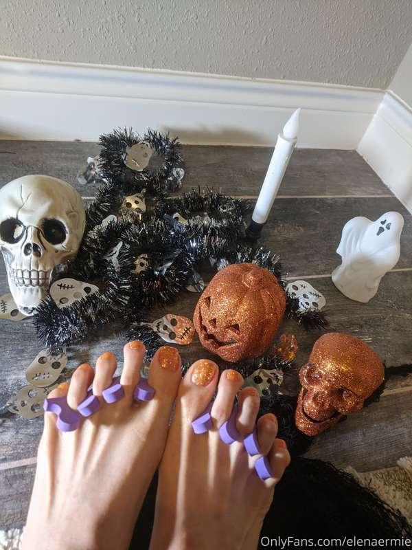 My Halloween nails. Manicure and pedicure of my toes feet💅💅👣..