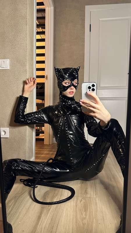 small set of photos of Batman as Catwoman cosplay, no naked photos, but with my ass and pussy in costume, can be bought for 2 dollars🐈‍⬛🖤
#fyp #cat #cosplay #goth #egirl #skinny #batman #latex #teen #oetite