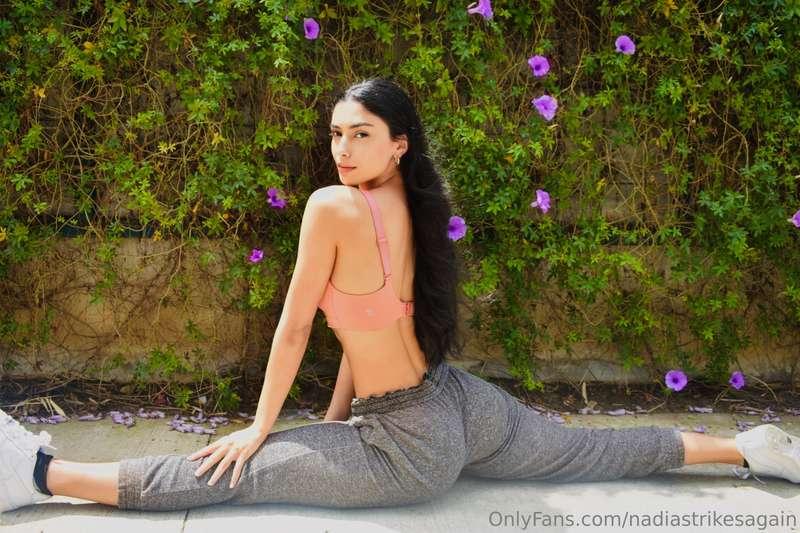 Enjoying the scenery and stretching out after a run 😊🏃🏻‍♀️