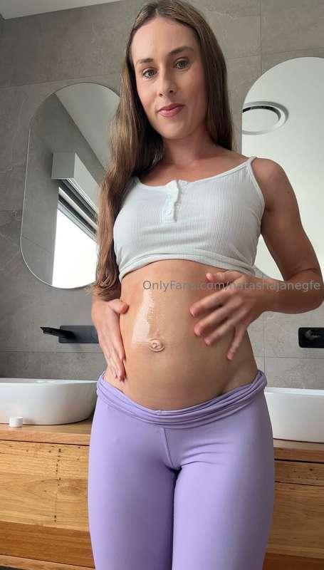 Who likes my oily pregnant videos? 💦🙈