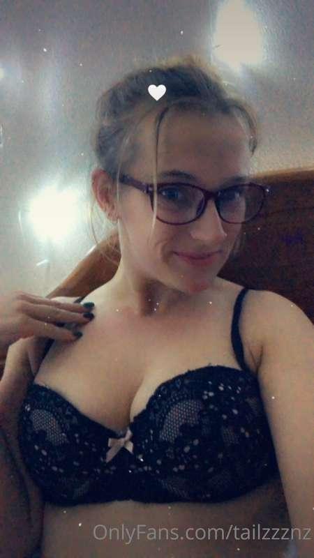 Happy Saturday Live from my bed 😘 anyone wanna play???