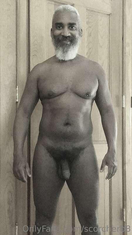 Monochrome Monday!  #beard #musculardaddy #gay #feet #gaycru..