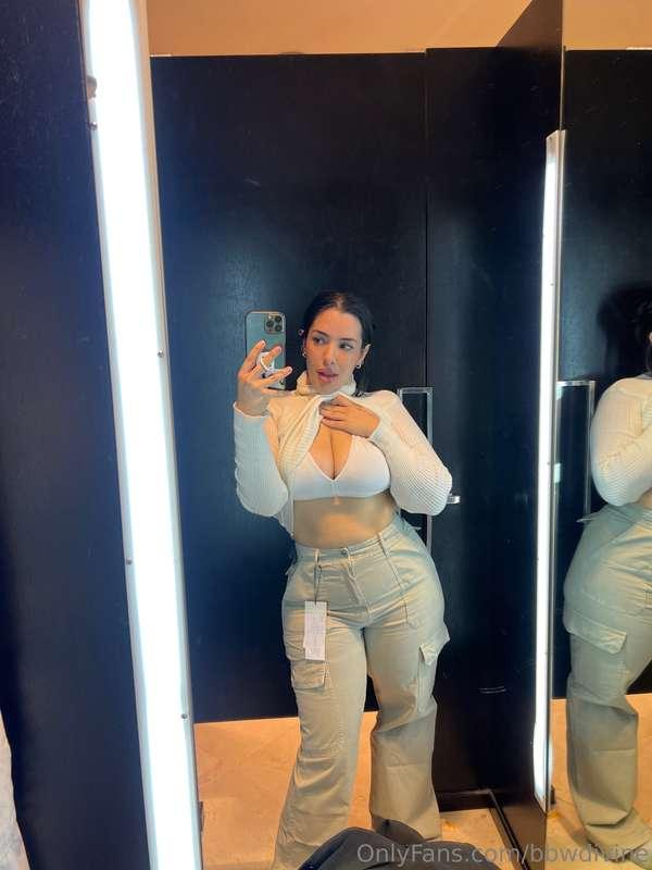 # I can't take my top off to try some new clothes... wanna c..