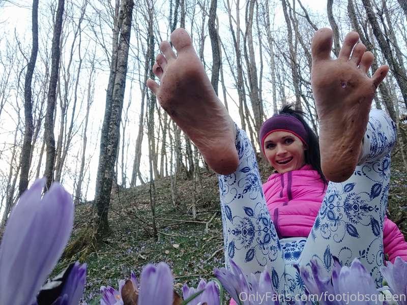 Dirty feet in saffron flowers hihi 👣🤭