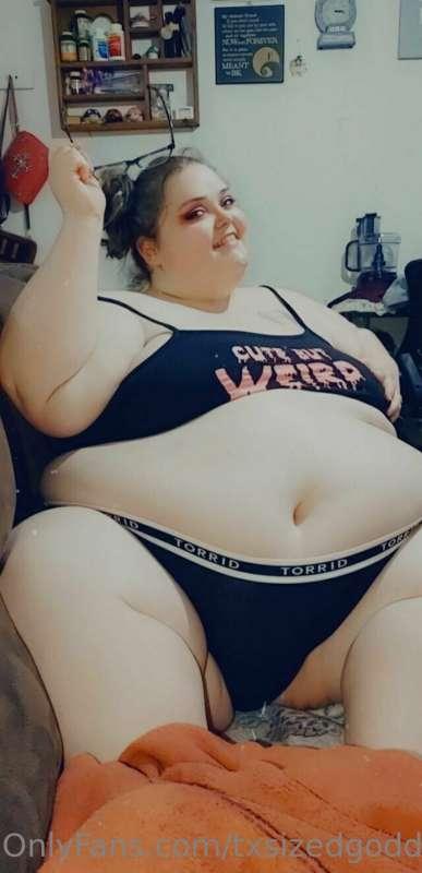Ever wonder how deep my belly button is? Buy my next post an..