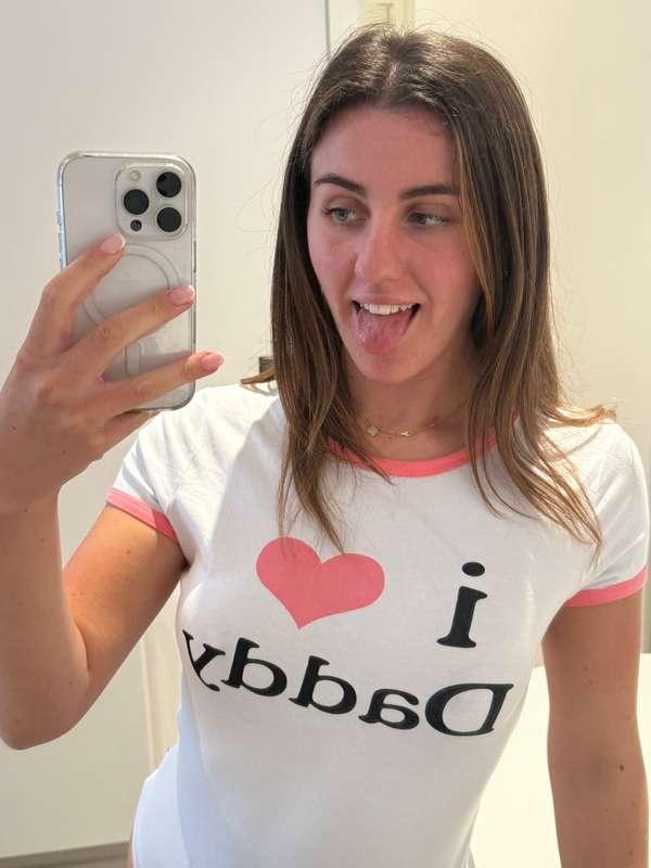 Horny Cum chat to me 😏Who likes my new outfit
