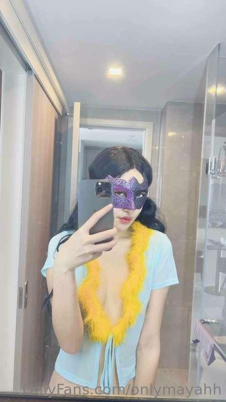 look me in the eyes when you cum please 🤤