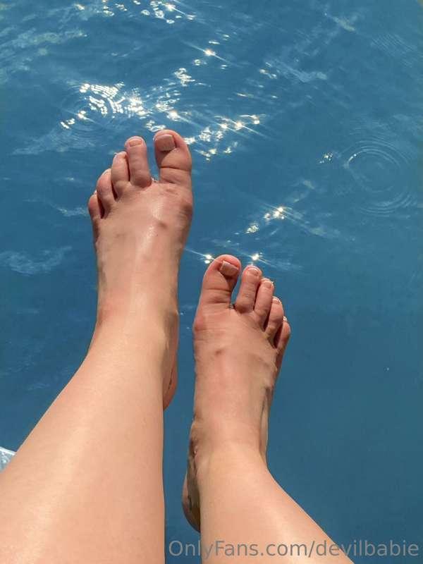 where are my feet lovers at i need a new pedicure 🥺