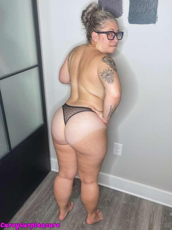 Sending that Friday vibe 😇🍑🥰