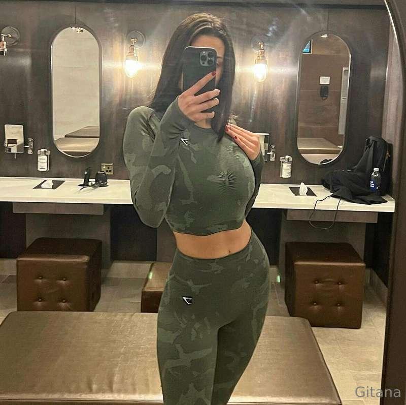 Back to the gym! Do you want to see me stretch with my gym c..