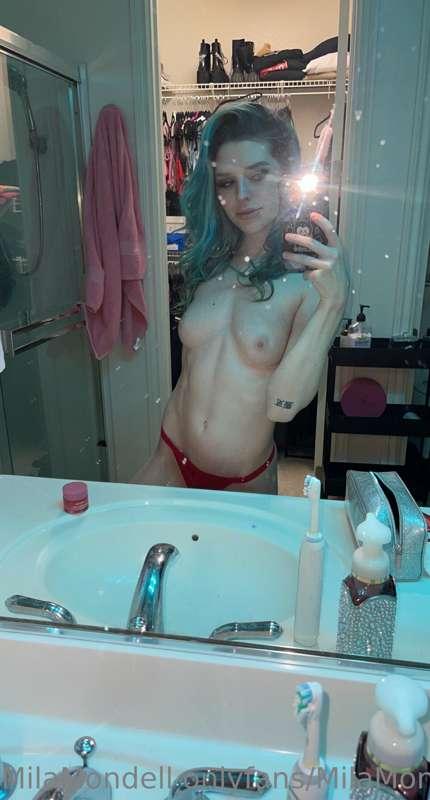 Who wants to see me take a shower? 💖💦