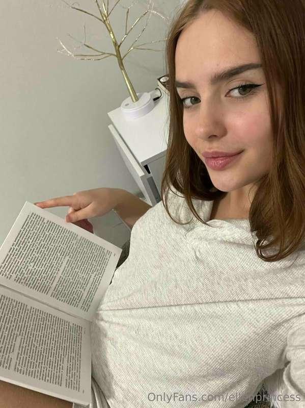 DO you like to read📘📖 as much as I am? What is your favourit..