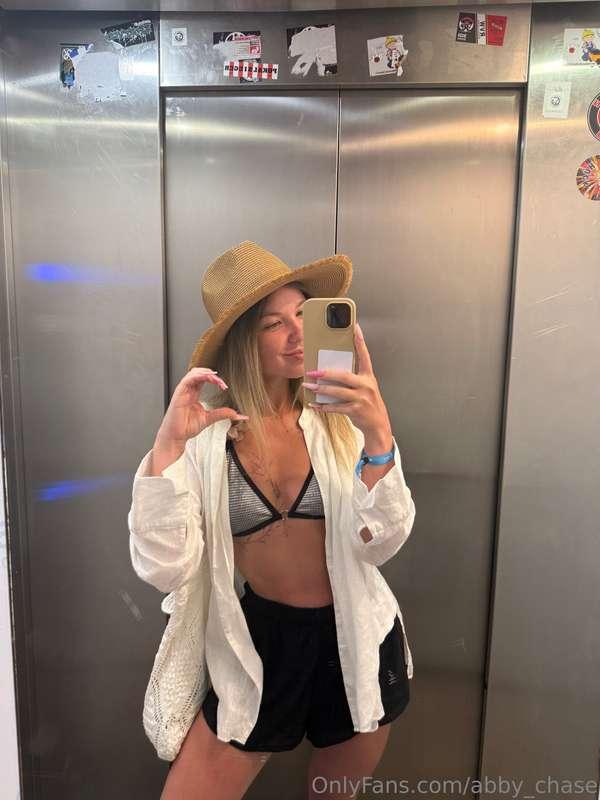 Caught my vacation vibe right here in the elevator 😄Hat’s on..