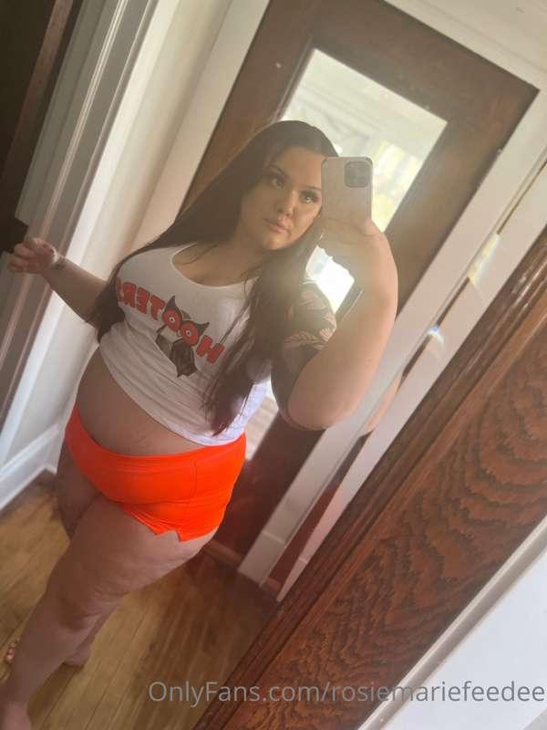 This hooters costume is SO TIGHT 😅
My beach ball of a belly ..