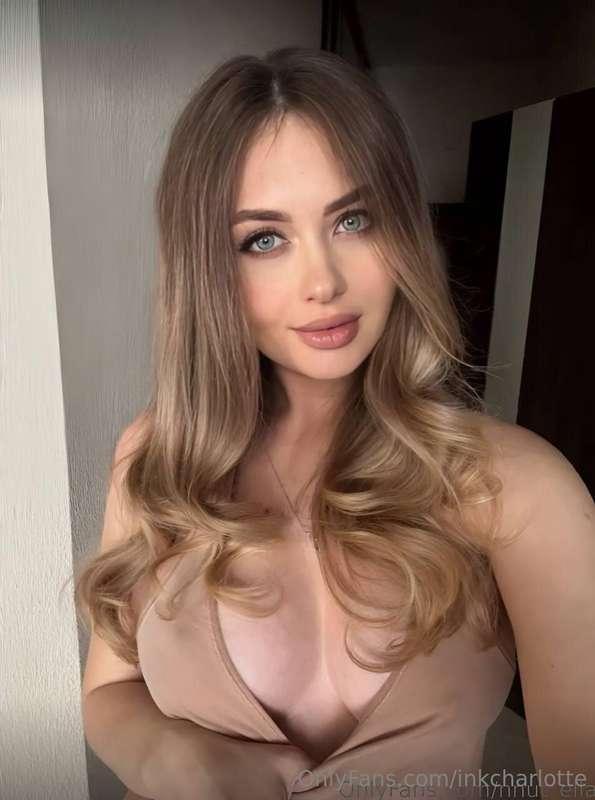 Just a friendly Ukrainian girl ➡️ 💋 @nnut_ella spreading lov..