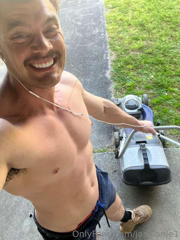 I'm sexy and I mow it. 😏 You know what's more sexy? Cum on m..