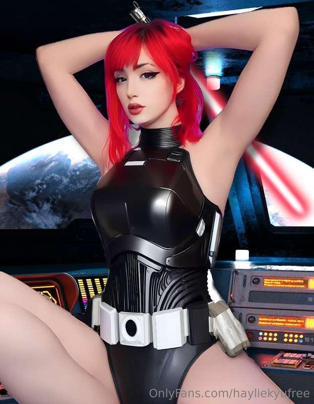 Dressed like I’m about to seduce a Jedi…or corrupt one...👄💫 ..