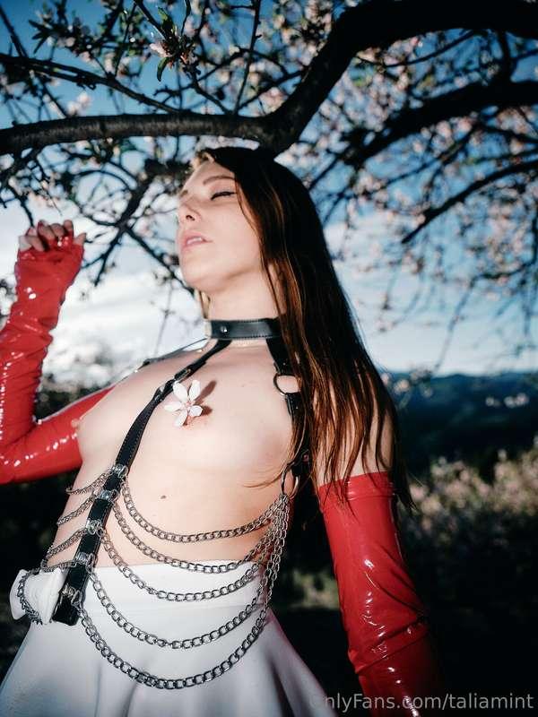 Kiss me where the flowers fall 🥰