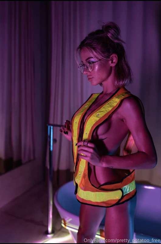 Want to see the hottest picture of NEON DEMON photosession? ..