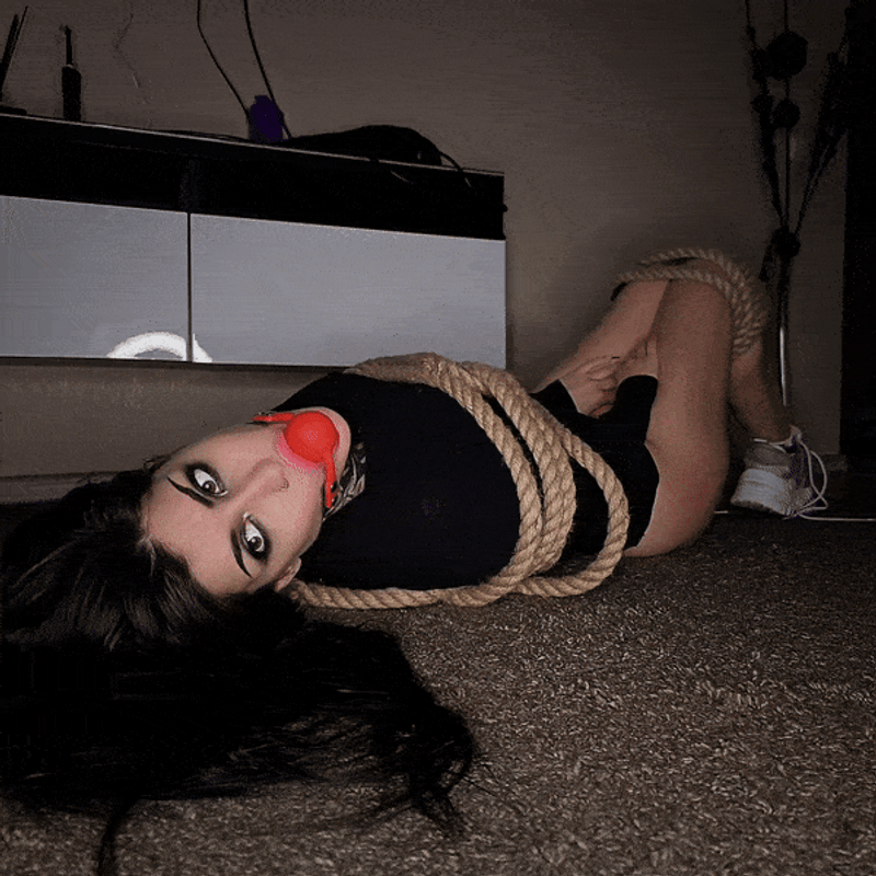 You'd take such an opportunity to take advantage of a defenseless girl like me, wouldn't you?😏😁

#fyp #alt #goth #tattoos #domme #bigtits #fetish #naughty