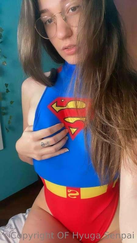 Sono Supergirl, e posso farti sentire il fuoco dentro. 😈🔥