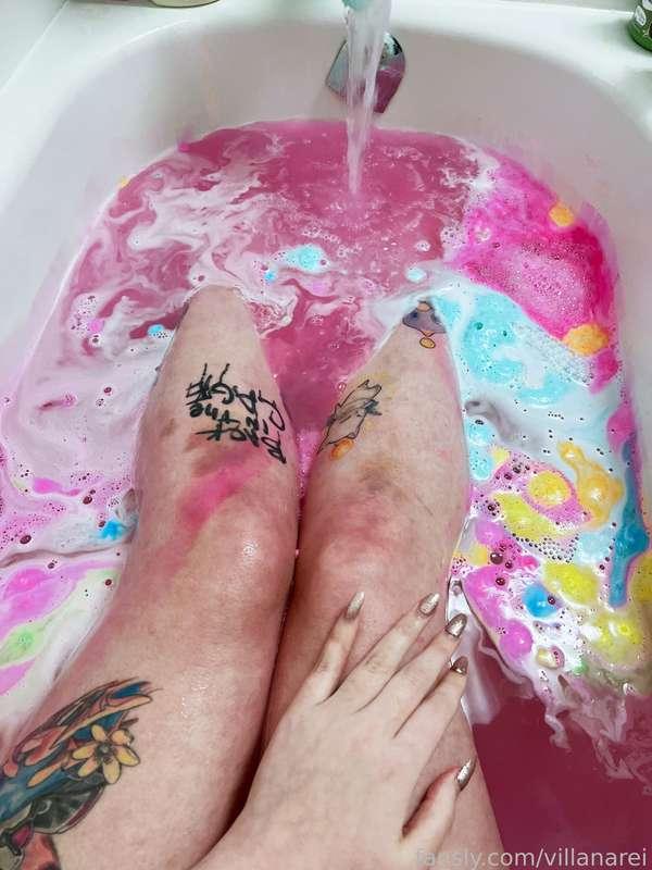 The colours of my bath were so pretty tonight 🥹💖

Ignore the bruises on my knees, I’m a clumsy gal 🙈

#fyp #bath #bathbomb #legs #longlegs #tattoos #bruised