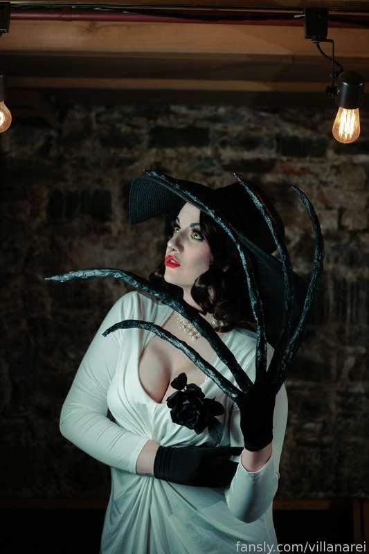 Should I re-release my Lady Dimitrescu cosplay set this month for Halloween? 👀