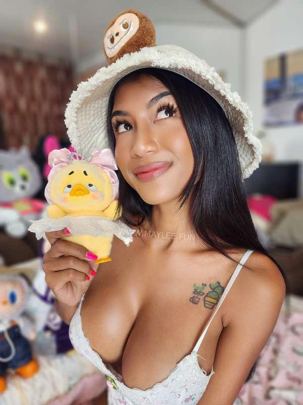 I just looove chillin in bed with toys! Join me, ok? 🧸🩷