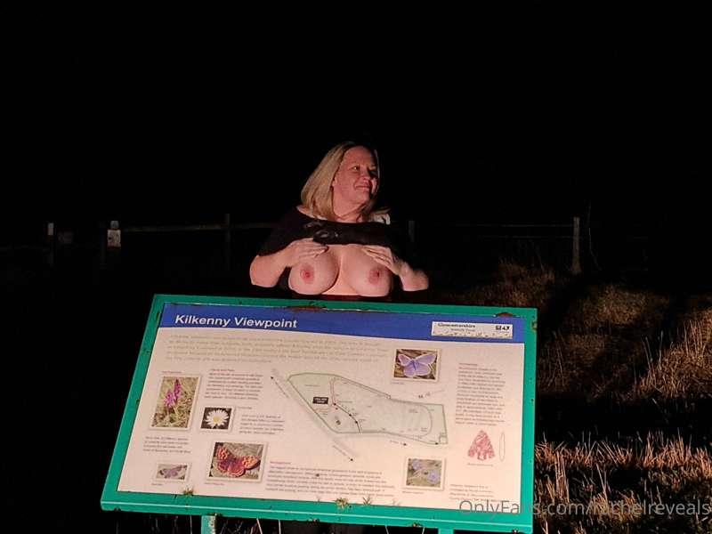 flashing (.)(.) well known dogging location