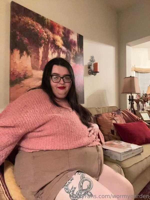 Watch me enjoy some yummy cheese bread 🥰