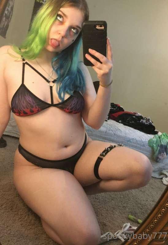 🥺 thighs that’ll smush you to death 🥺