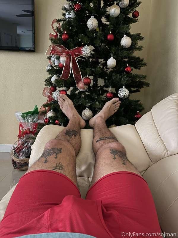 Christmas feet 🦶 🦶 and sexy toes. Check your DM’s for the re..