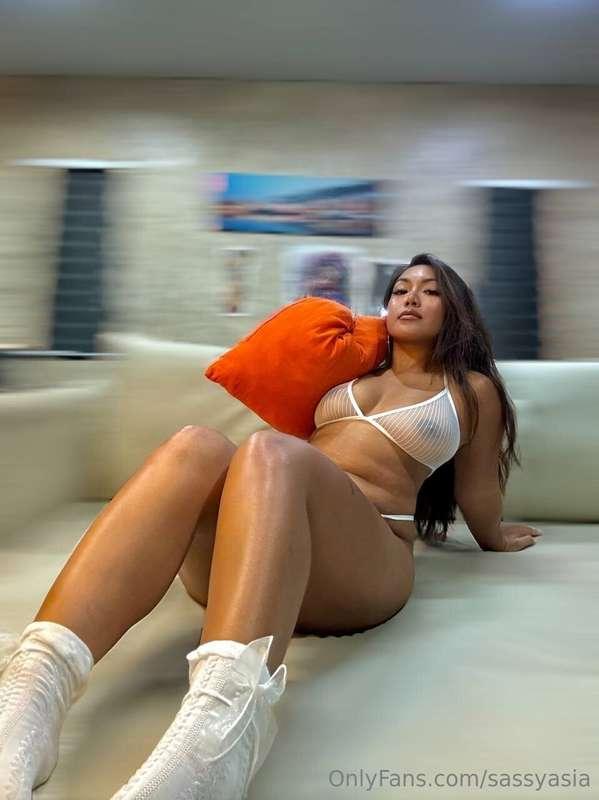 Dangerous curves ahead she’s built to please🍑😈 @jannieeasiaa..