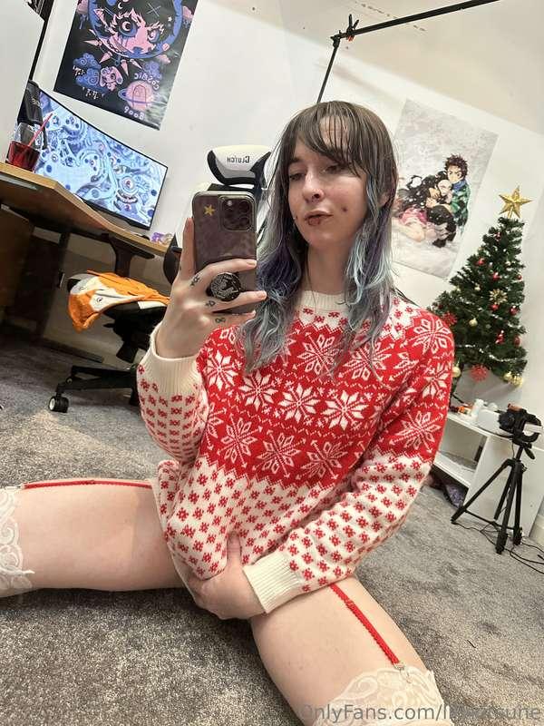 Snuggled up in my cozy sweater... but I’m still feeling hot ..