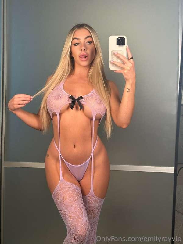 Ugh I want you to pin me down and fuck me so hard babyy 😫