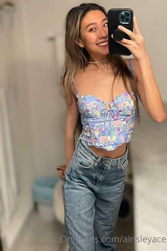 OOTD for school today.. did you catch me on campus? No bra 😝..
