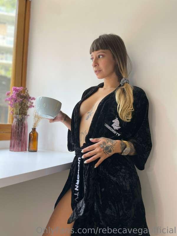 Cold Sunday... 🥶 Would you like to stay at home with me?