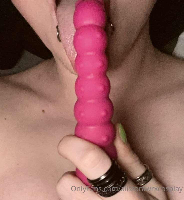 I am still so wet 💦
Playing with one of my favorite toys 🥵❤️..
