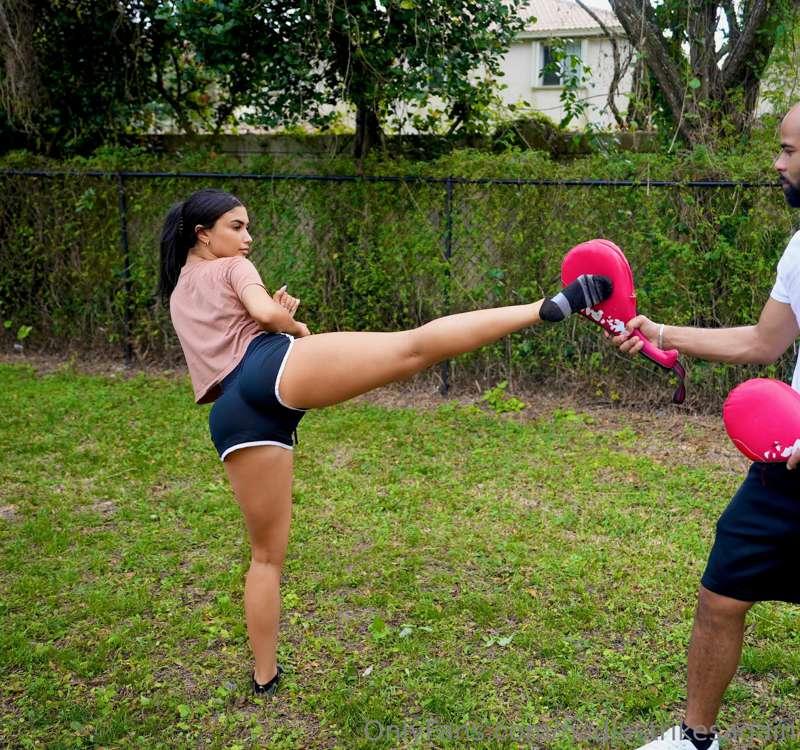Here I am executing a front leg kick. 🥷💪🏼Make sure that when..