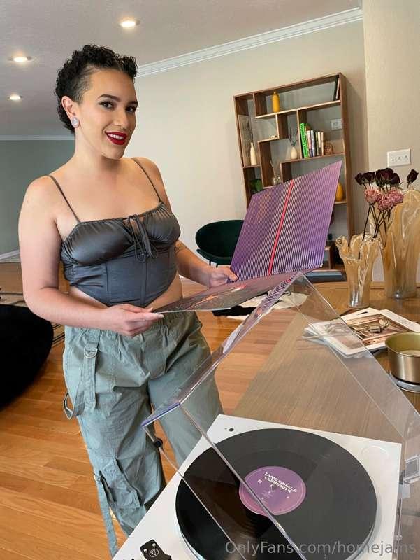 There's nothing like listening to music on vinyl! I'm jammin..