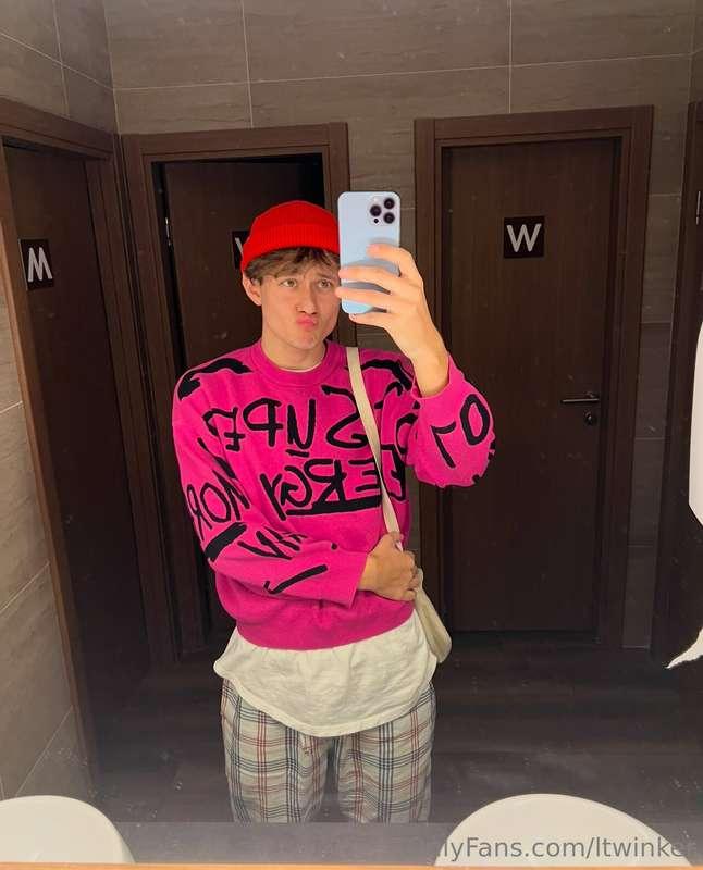 I love mirror selfies! ready to unzip it fully?^^