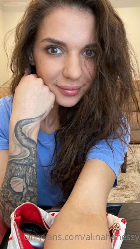 How's your day going, babes? 😏 DM me! 🥰