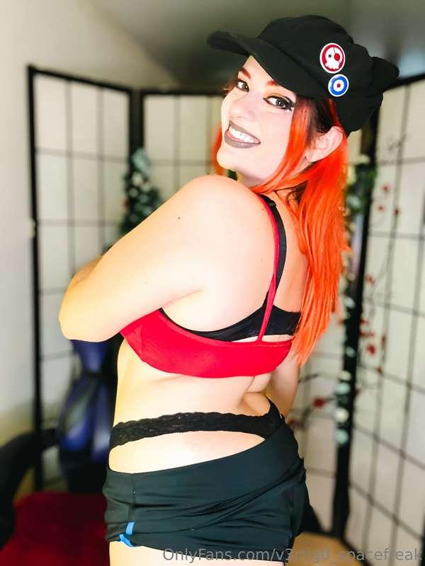 What are you guys up to? 🖤 teeehee 👀   $6 = 5 pics, $12 = 10..