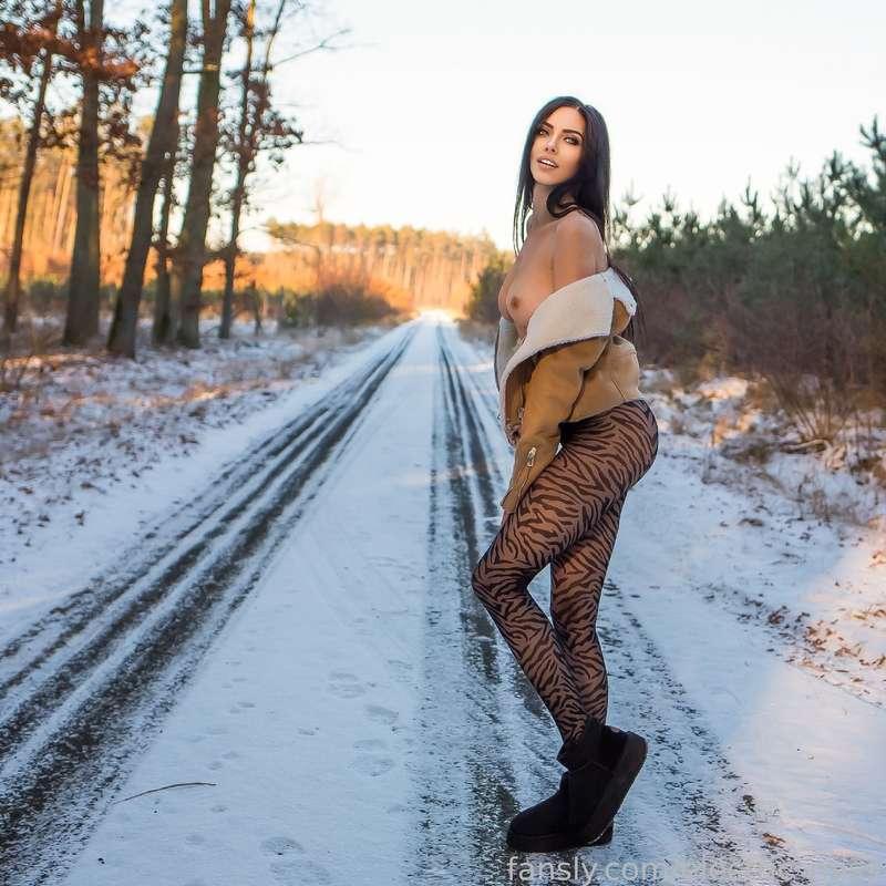 💋💋💋

#Tights #tits #boobs #winter #outdoor #brunette 
