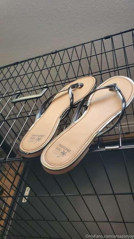 Black and tan sandal with grey slippers bundle

Shipped



4..